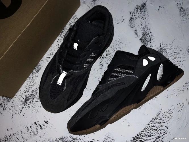 Utility Adidas 700 Boost Black FV5304 Yeezy 0725